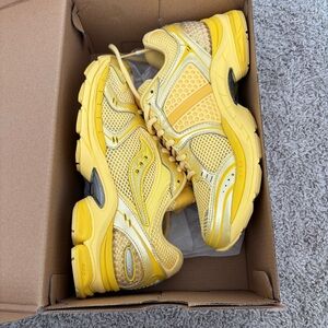Saucony ProGrid Triumph 4 GOLDFINCH
Sneakers Women’s 7 / Men’s 5.5 NEW